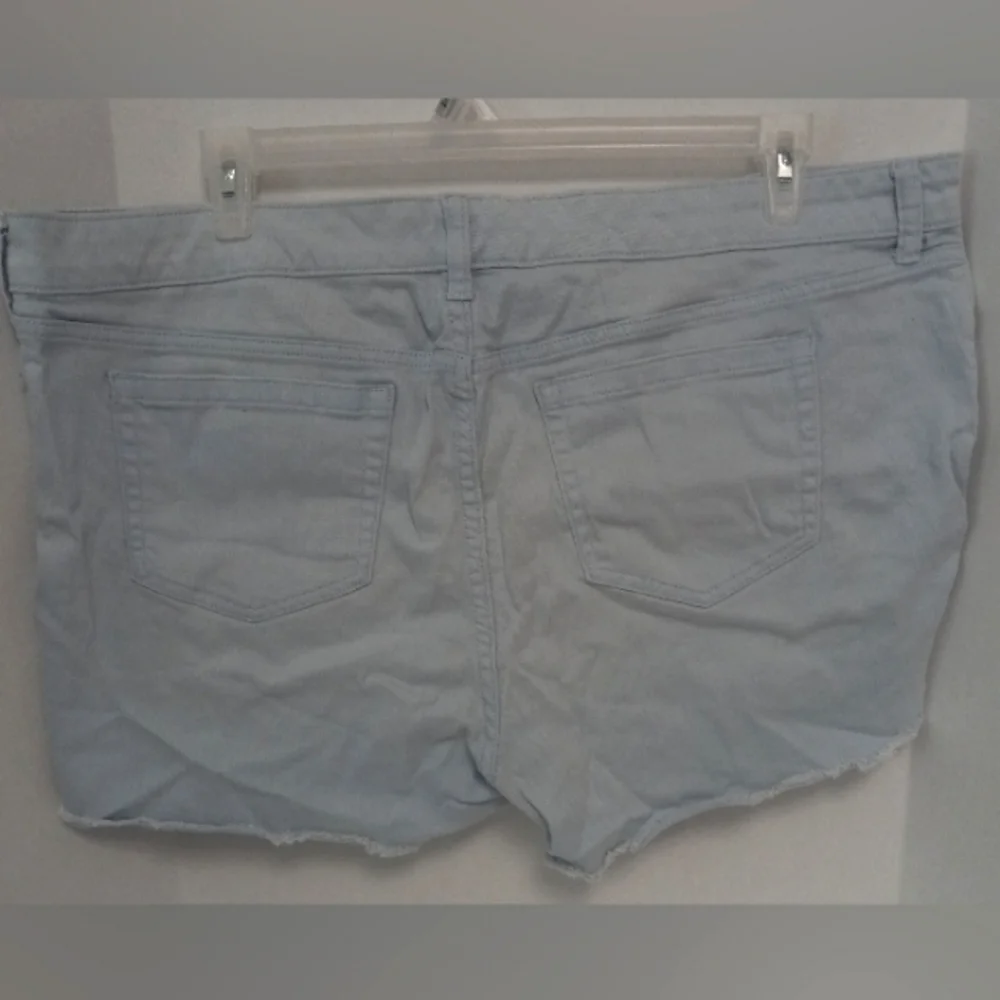 Torrid Light Wash Denim Shorts (22) - Picture 3 of 3